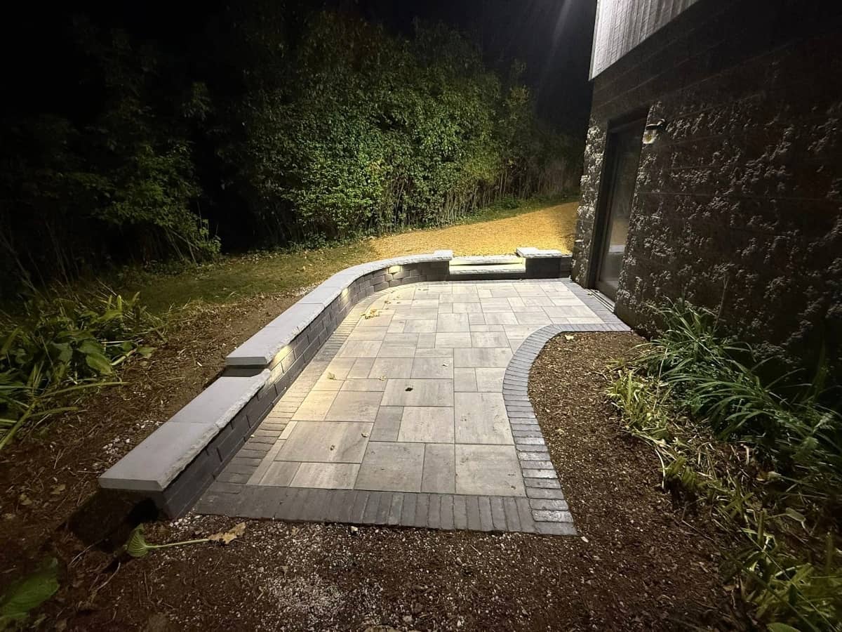 Landscape lighting for walkway hardscape